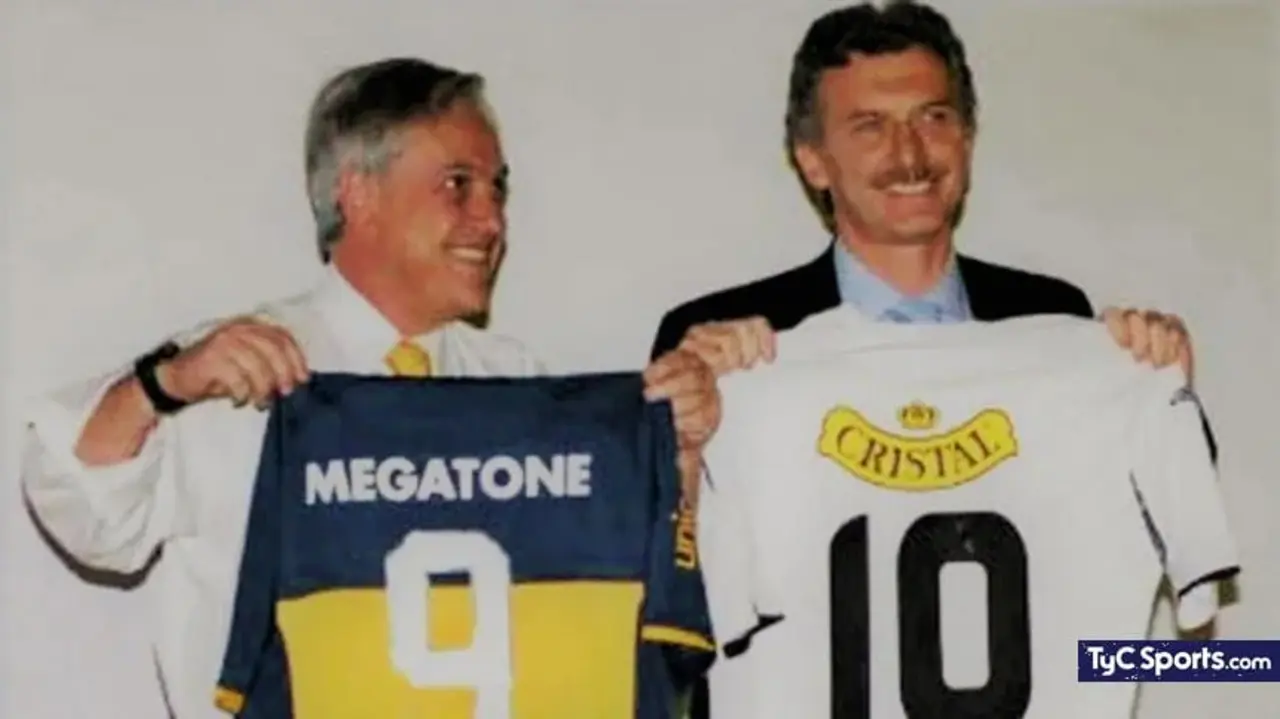 Piñera intercambiando su camiseta de Colo Colo por la de Boca, con Macri