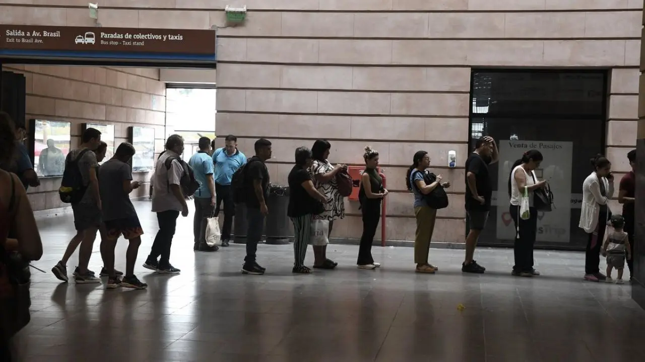 Ante el colapso del sistema SUBE online, las filas para el trámite presencial son cada vez más largas