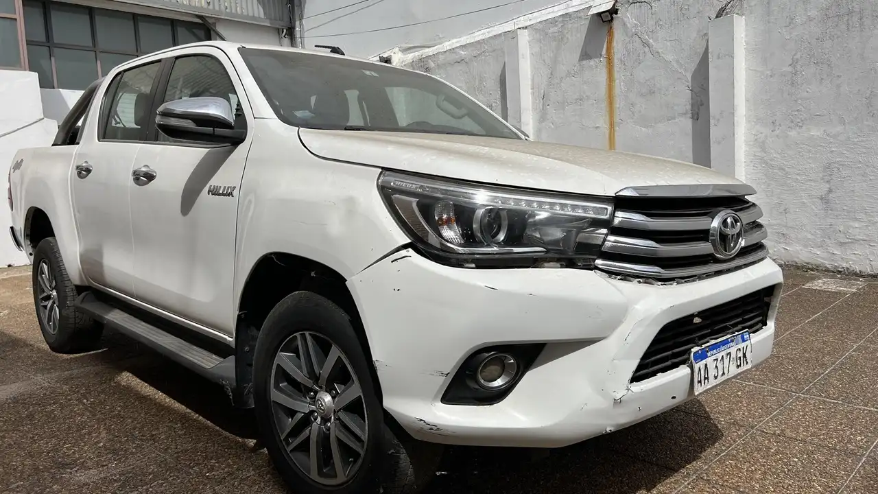 Camioneta Toyota Hilux 2016, con detalles de pintura pero buen estado de mecánica.