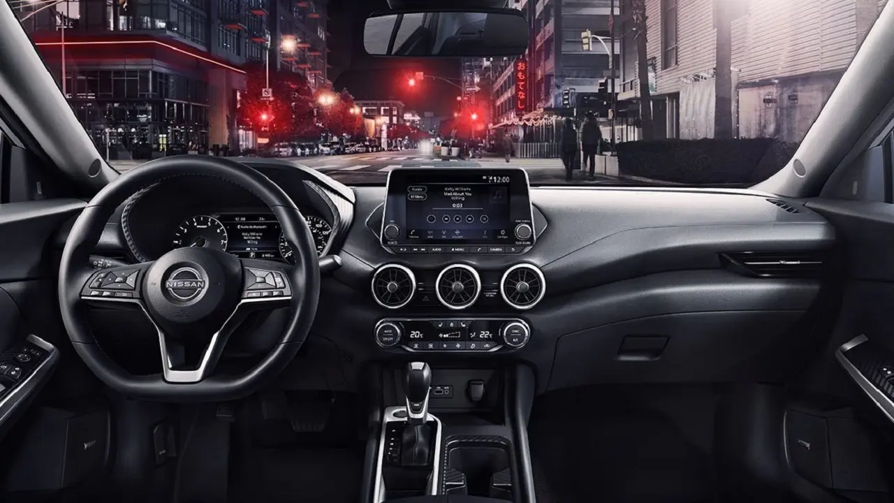 Por dentro, todas las versiones del Sentra tienen pantalla de 8 pulgadas.