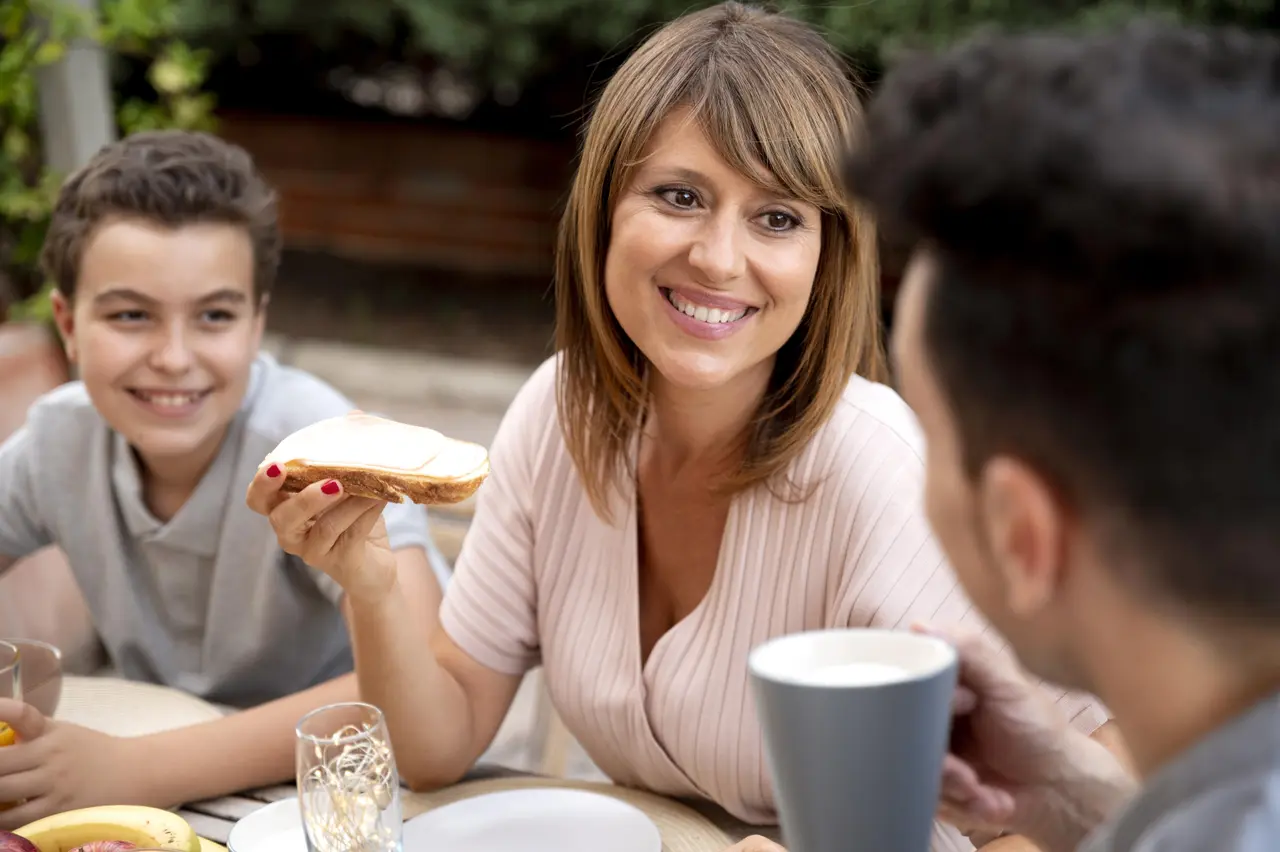 Si salís a comer, sé el primero en pedir tu plato y espera unos minutos antes de pensar en otro plato, bocado o porción.