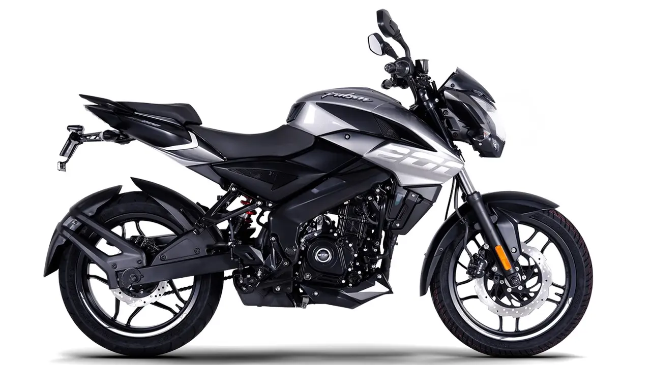 Bajaj Rouser 200 cv de perfil. foto oficial.