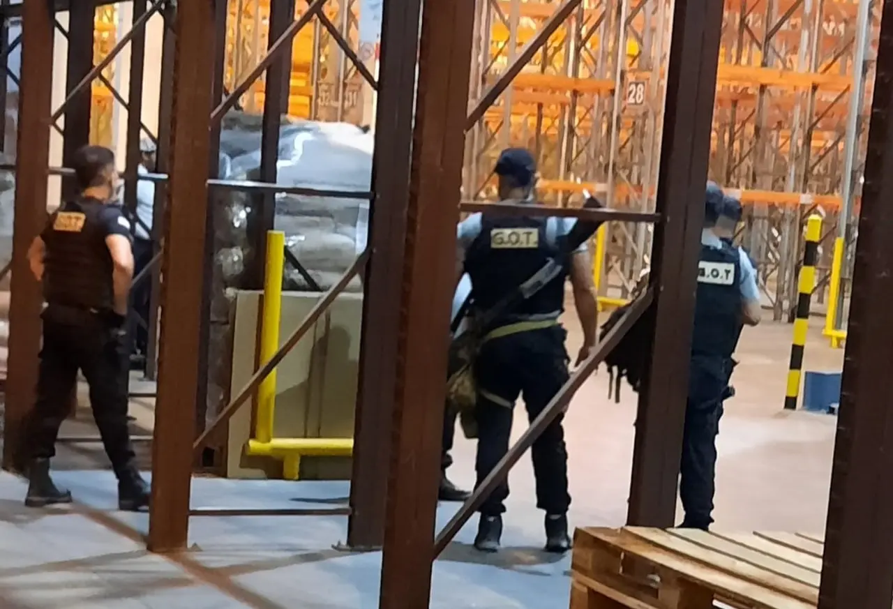 La policía, desplegada en la planta de SanCor en Sunchales.