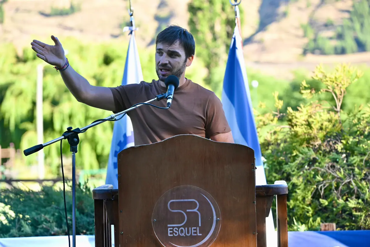 El gobernador de Chubut Nacho Torres amenazó con cortar la entrega de petróleo y gas