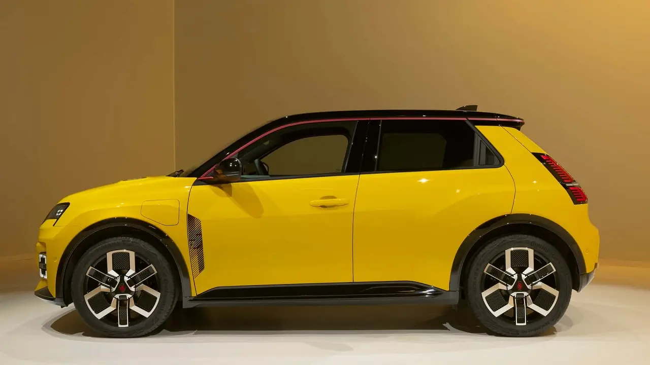 El nuevo Renault 5 E-Tech es pequeño, pero con buen espacio interior.
