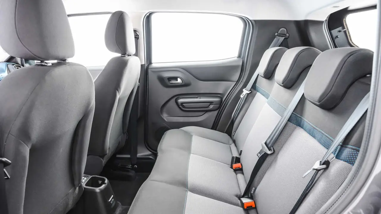 Las plazas traseras del Citroën C3 tienen espacio para tres personas.
