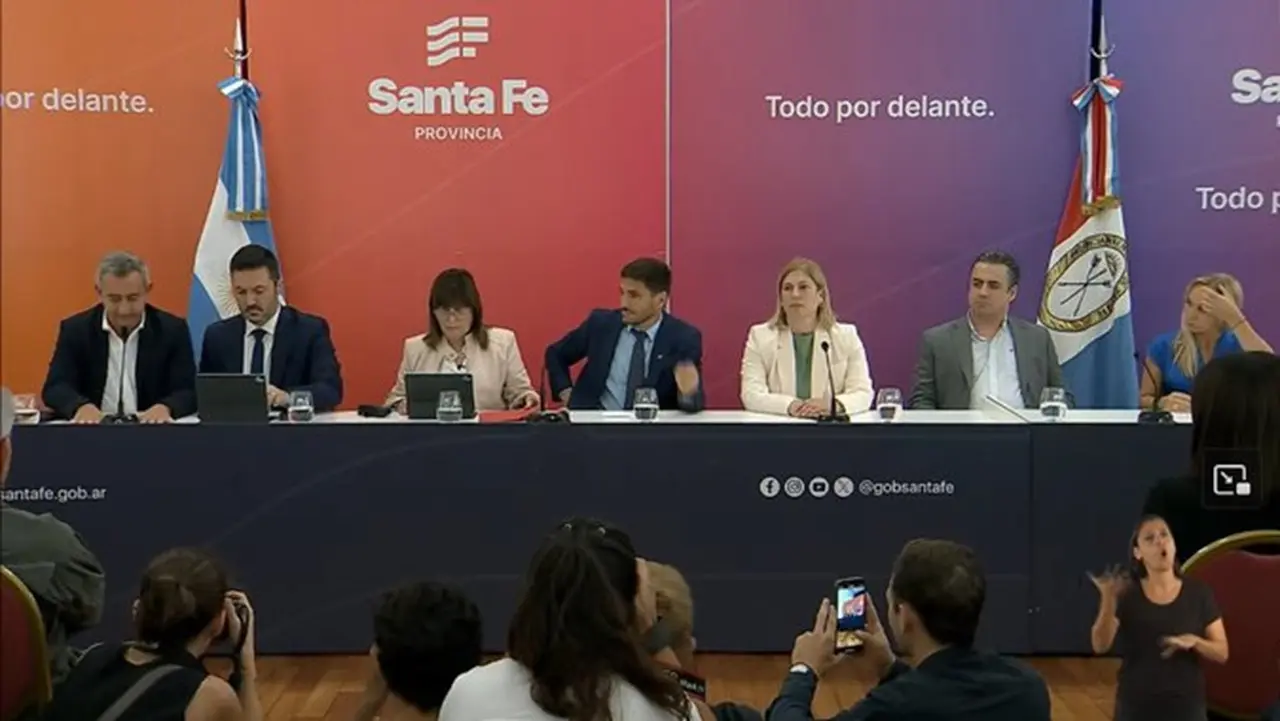 Luis Petri está junto a Patricia Bullrich, Maximiliano Pullaro y Pablo Javki