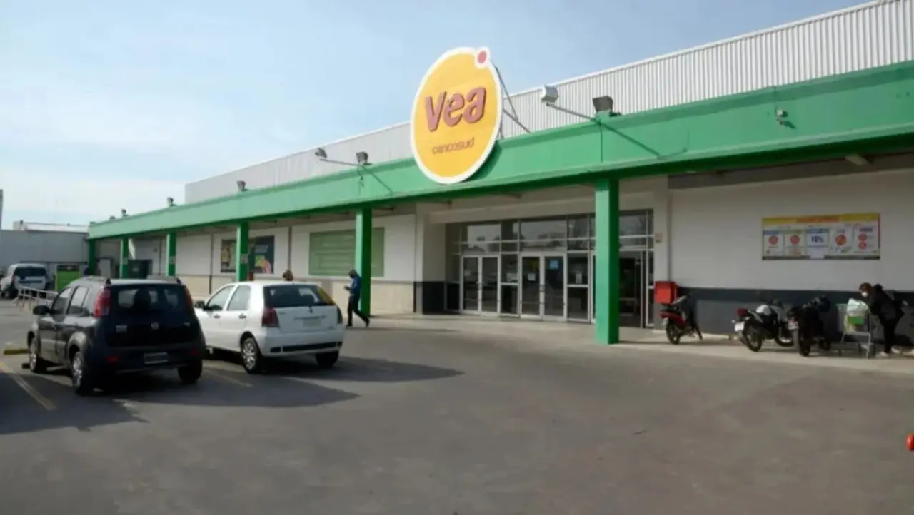 Gigante de los supermercados cierra sucursales de sus cadenas y acentúa la ola de despidos - Image 1