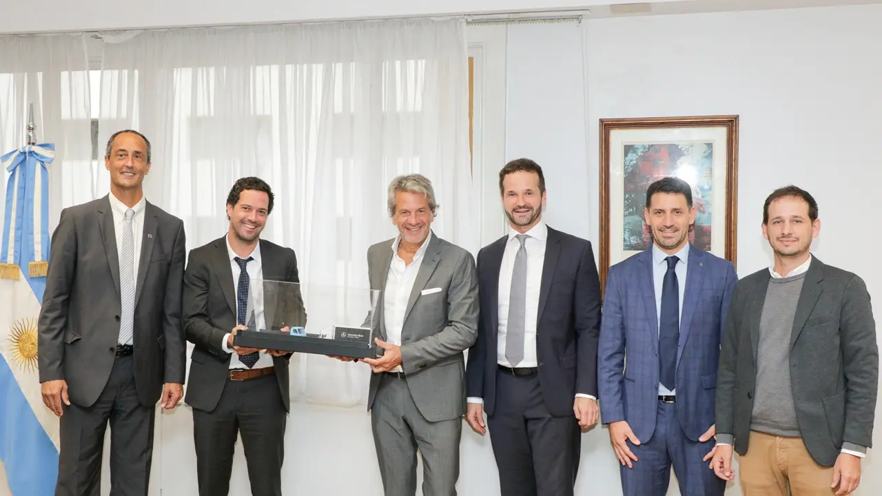 Fe de erratas: Epígrafe de imágenes del anuncio en el Ministerio de Economía de la Nación:  De izquierda a derecha: Raúl Barcesat, CEO de Mercedes-Benz Camiones y Buses Argentina; Pablo Lavigne, Secretario de Comercio; Juan Pazo, Secretario de Industria y Desarrollo Productivo; Achim Puchert, Presidente de Mercedes-Benz de Brasil y CEO para América Latina; Gonzalo Rodiño, Gerente de Relaciones Institucionales de Mercedes-Benz Camiones y Buses Argentina y Miguel Schmukler, Asesor del Ministro de Economía.