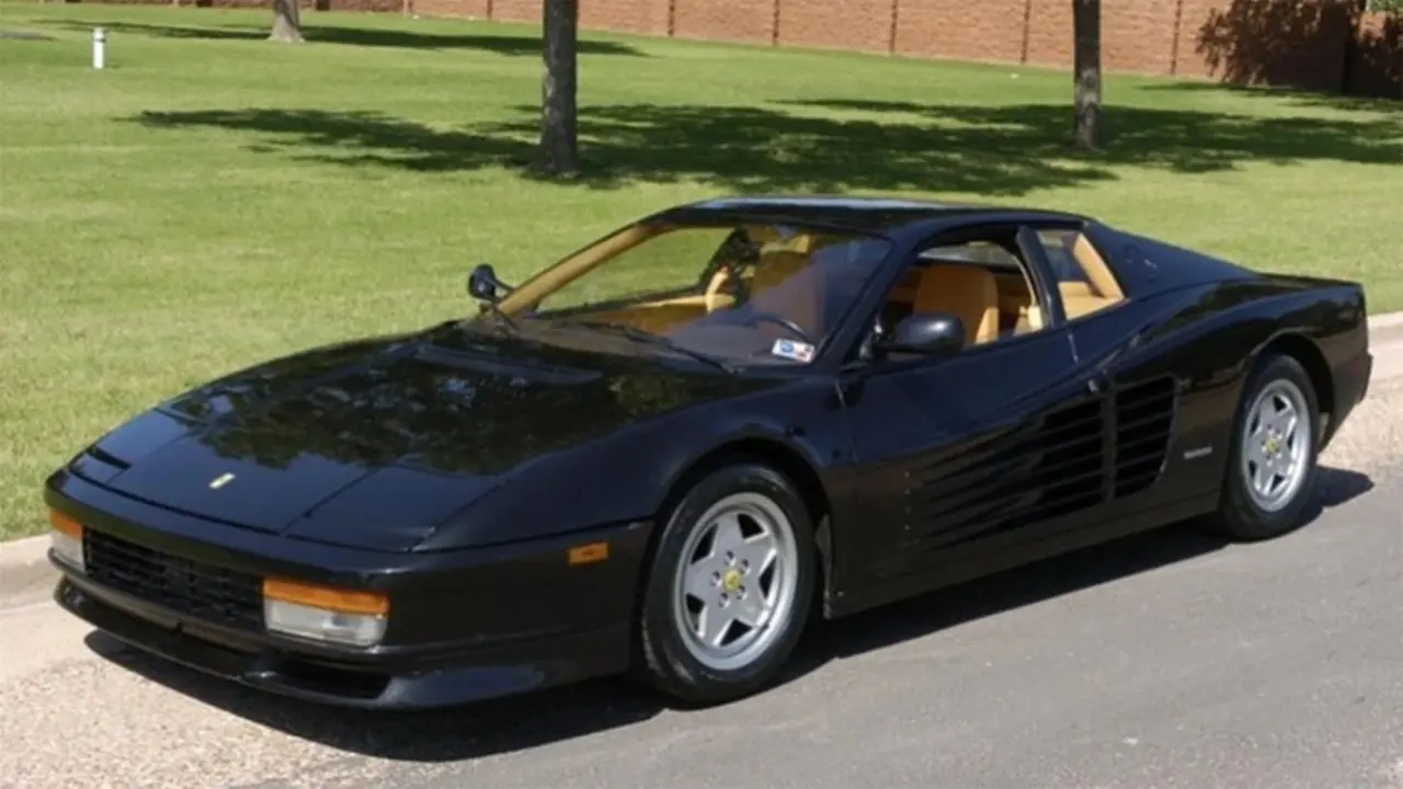 Una Ferrari negra, la adquisición más recordada de Diego Maradona.