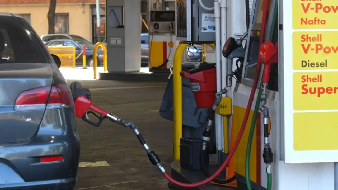 El Gobierno frenó la suba en el impuesto a los combustibles, por lo que las naftas no subirían en mayo