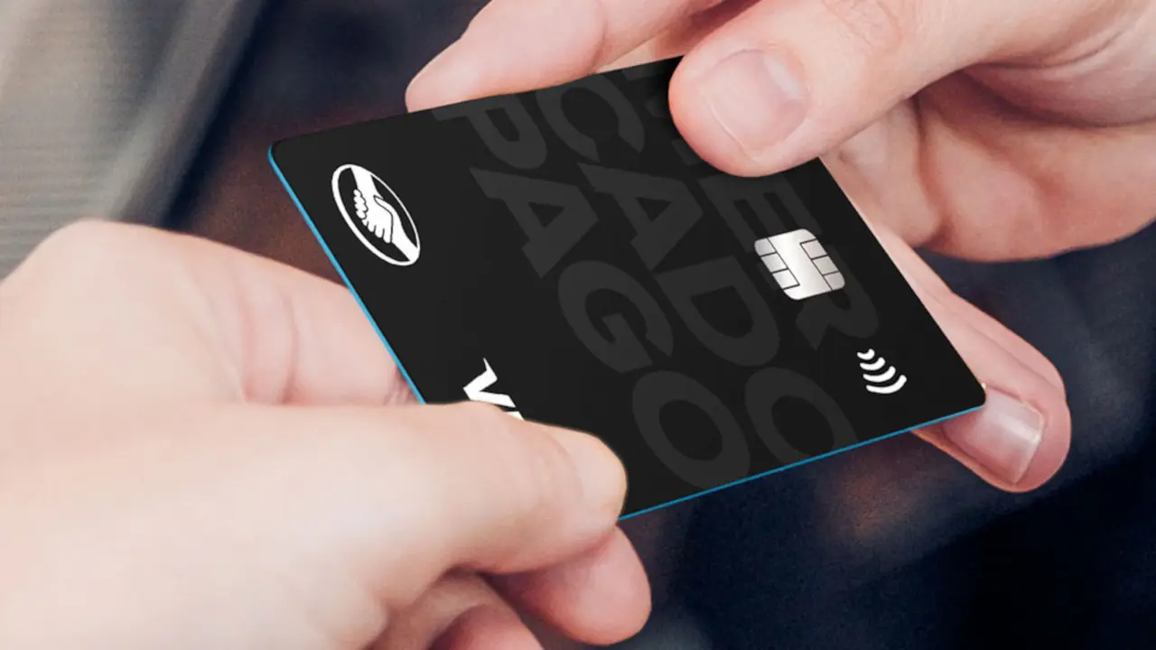 La tarjeta de Mercado Pago es de débito, utiliza el dinero en cuenta, y no está nominada