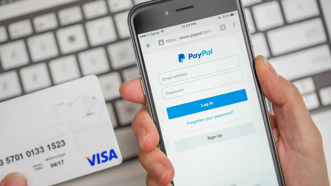 PayPal también permite comprar y cargar tus tarjetas