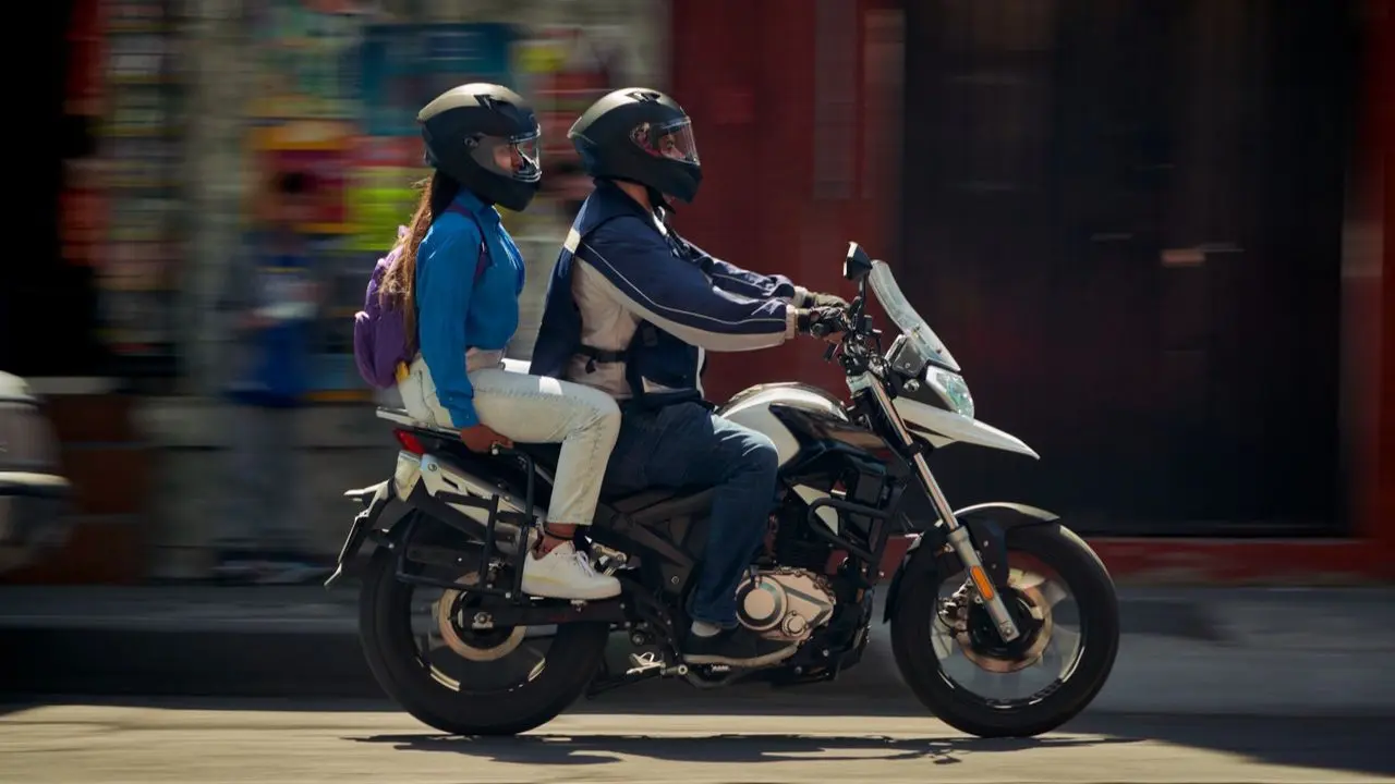 Cuánta plata podés ganar trabajando como chofer de Uber Moto y cuáles son los requisitos