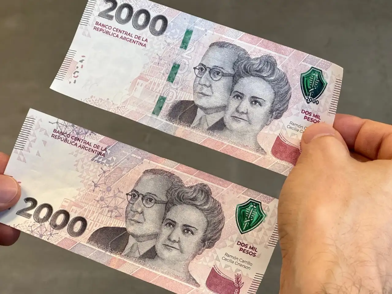 Existen dos versiones del billete de $2.000