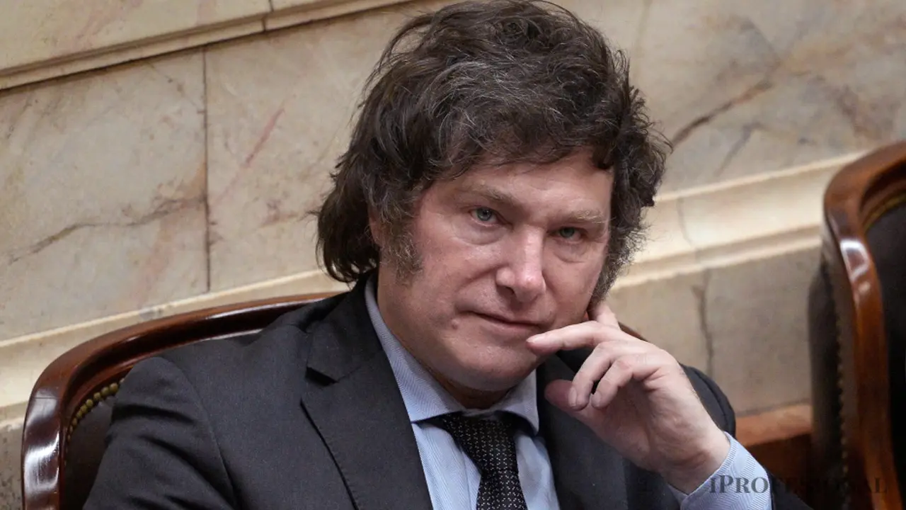 Javier Milei difundió un cartel pegado en la UBA y denunció adoctrinamiento