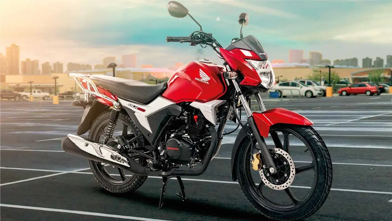 Moto honda GLH 150 en una playa de estacionamiento