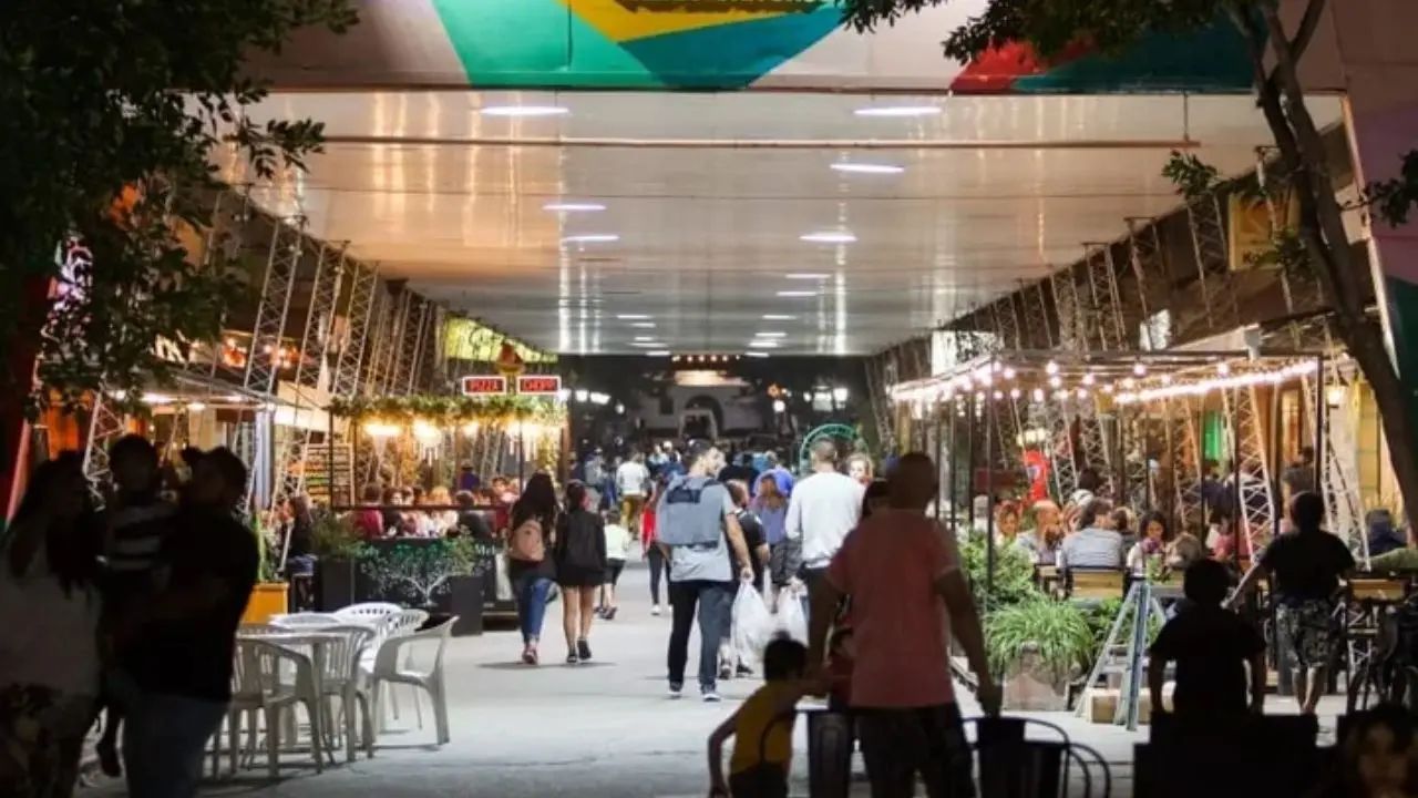 La única calle techada de Sudamérica está en un pueblo argentino: cómo visitarla