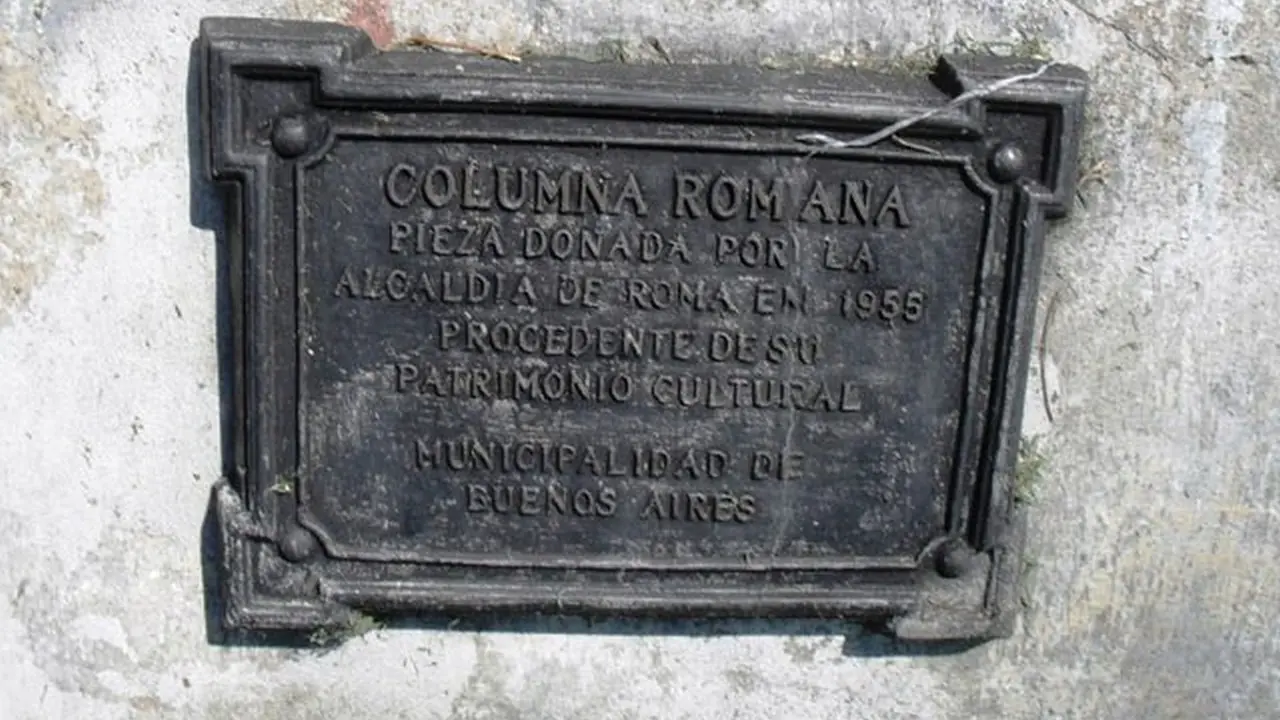 Esta es la placa que se robaron y que necesitas para saber que esa columna de mármol que estás viendo en Plaza Italia es una reliquia histórica y patrimonio cultural