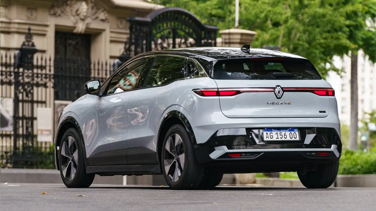El Megane E-Tech es un auto entre sedán y crossover, un diseño único.