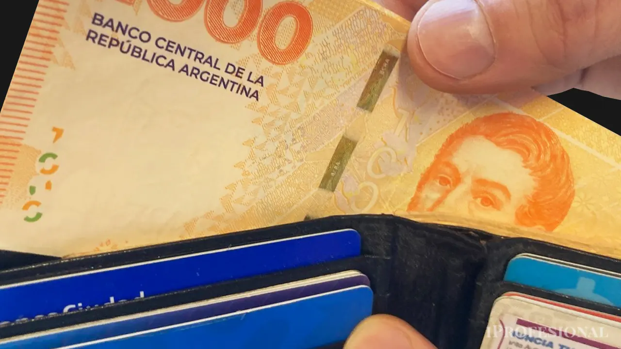 La menor cantidad de pesos y la recesión económica impulsar a las empresas a bajar los precios de los productos y lanzar promociones para mantener los niveles de ventas.