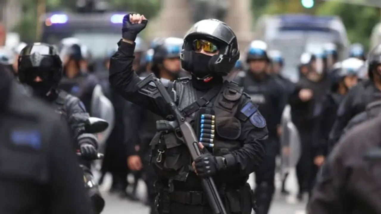 La intervención de la policía al final de la movilización generó tensión entre los manifestantes