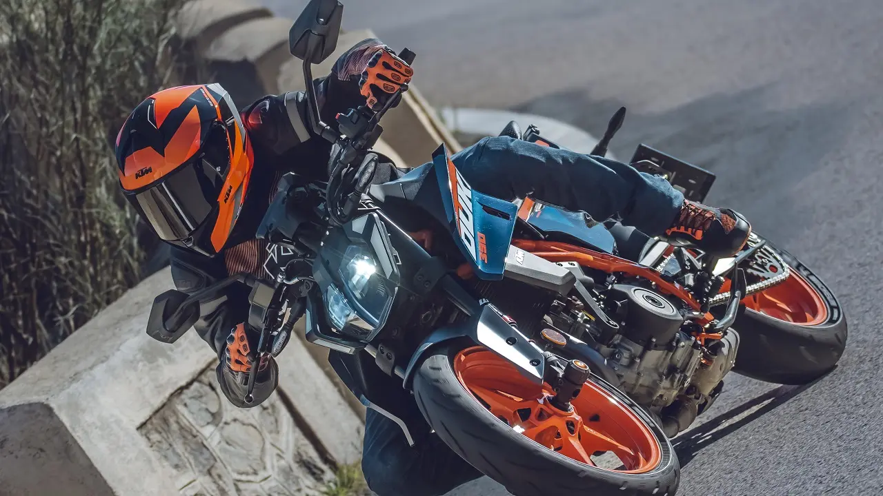 La KTM es una moto más potente y ágil, con más potencia.