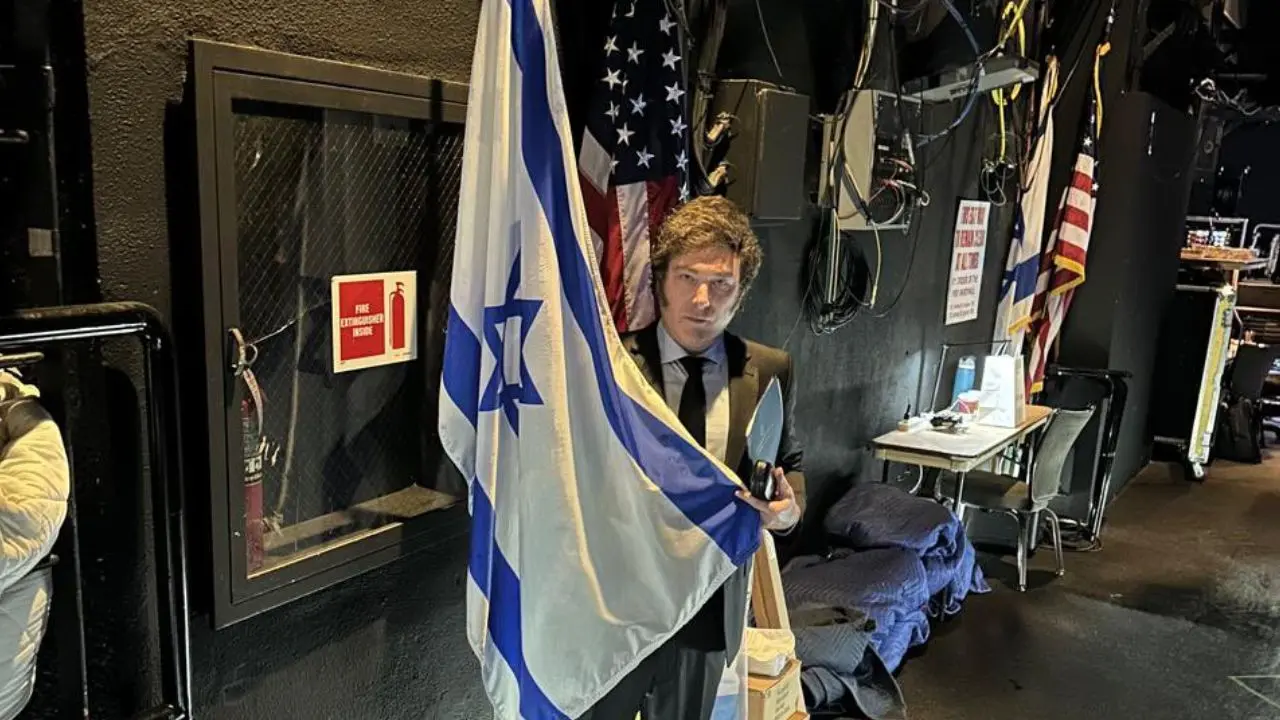 Antes de su discurso, Javier Milei se sacó una foto con la bandera de Israel