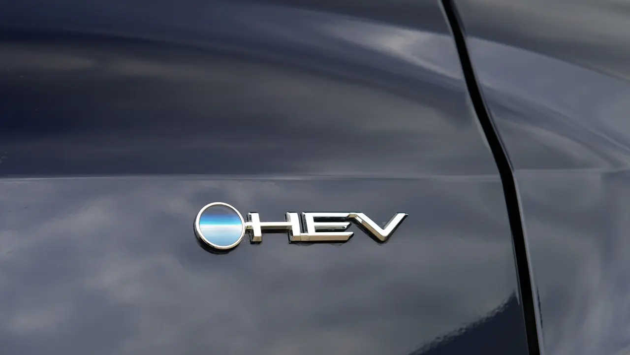 El nuevo logo que identifica a los vehículos electrificados de Toyota.