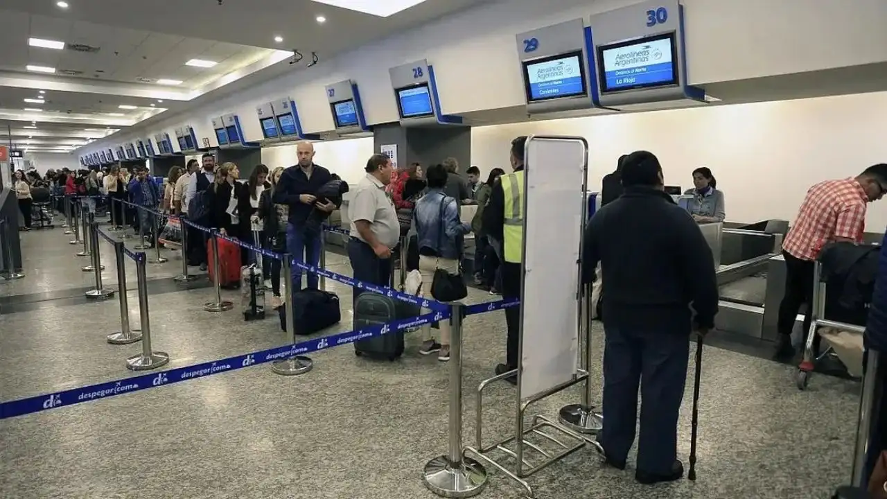 Decenas de vuelos serán reprogramados por el paro de los controladores aéreos