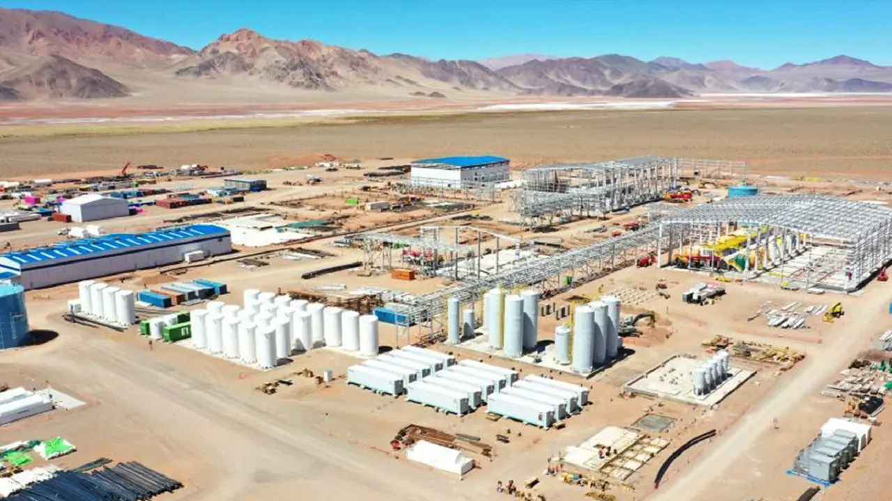 Litio, uno de los minerales más demandados para batería de autos.