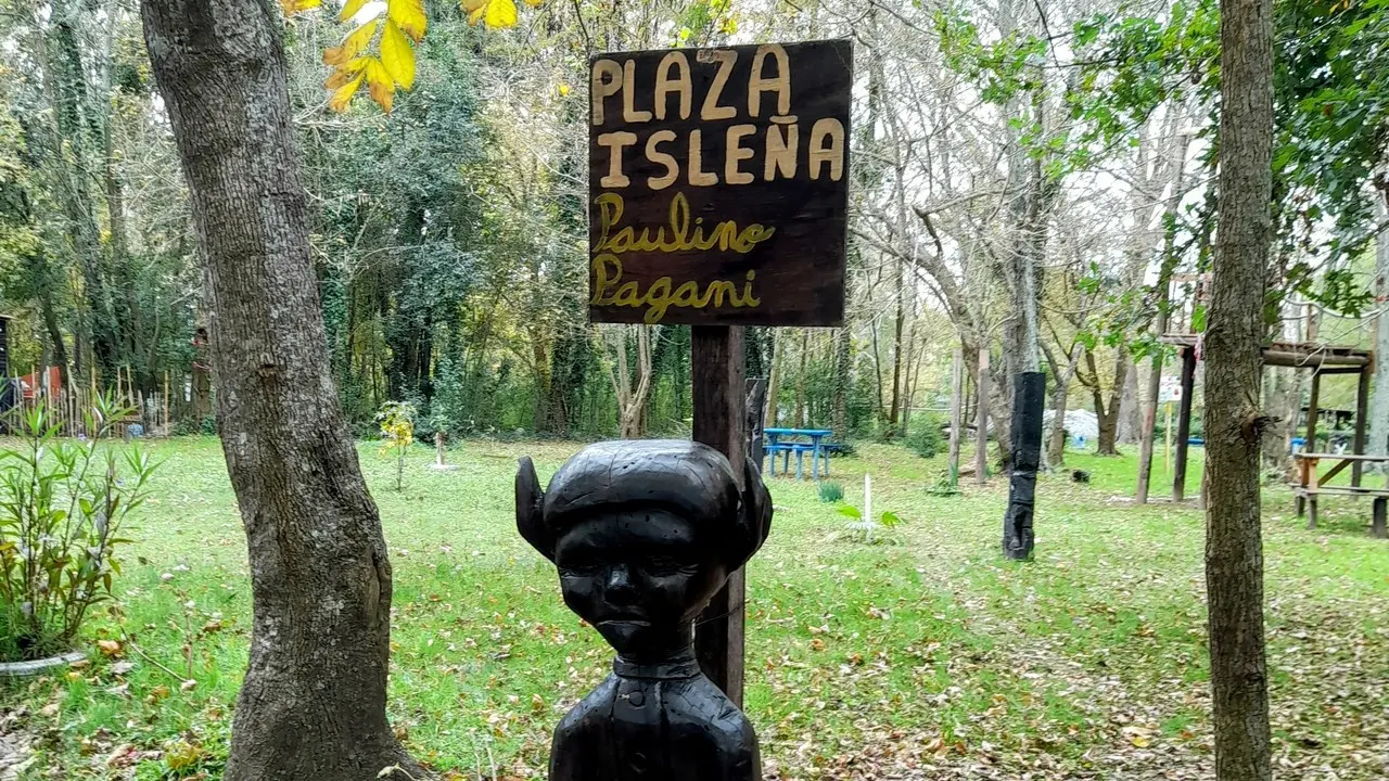 En esta plaza, la central del pueblo isleño, funcionaba como pista de baile a cielo abierto