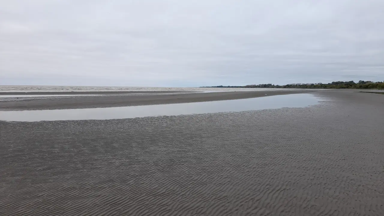 En verano, esta playa de aguas tranquilas y arena fina se llena de familias disfrutando del agua y el sol