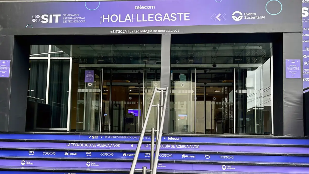 Telecom realizó por primera vez su seminario en su sede central.