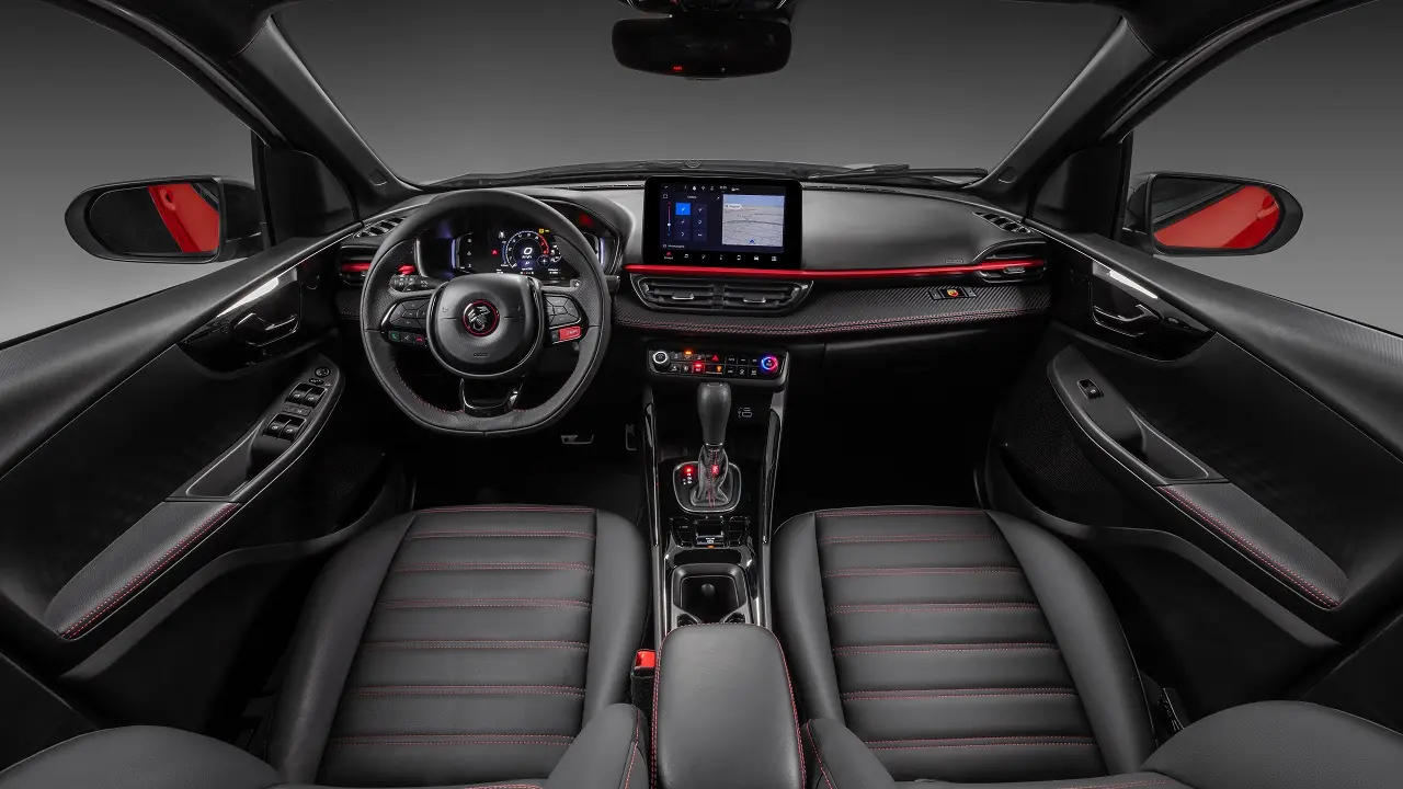 El Fiat Fastback con tapizado negro y costuras rojas, detalles del Abarth.