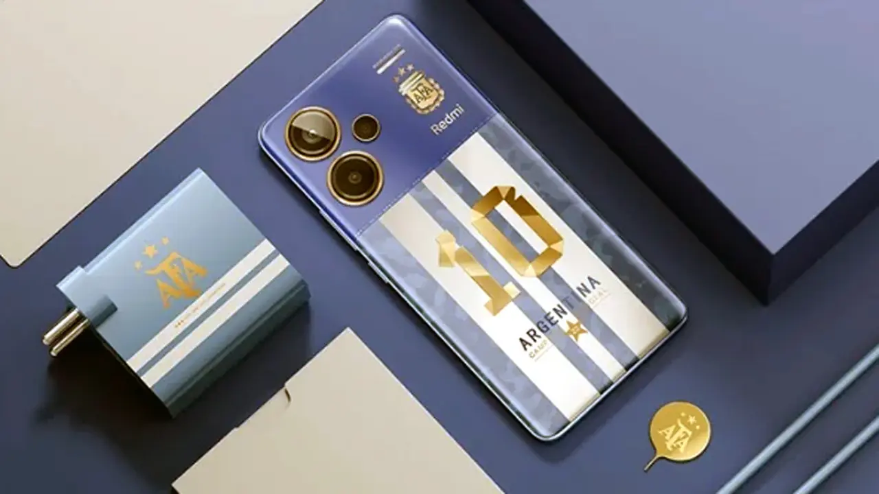 Hasta el cargador del celular tiene un diseño alusivo a la Argentina.