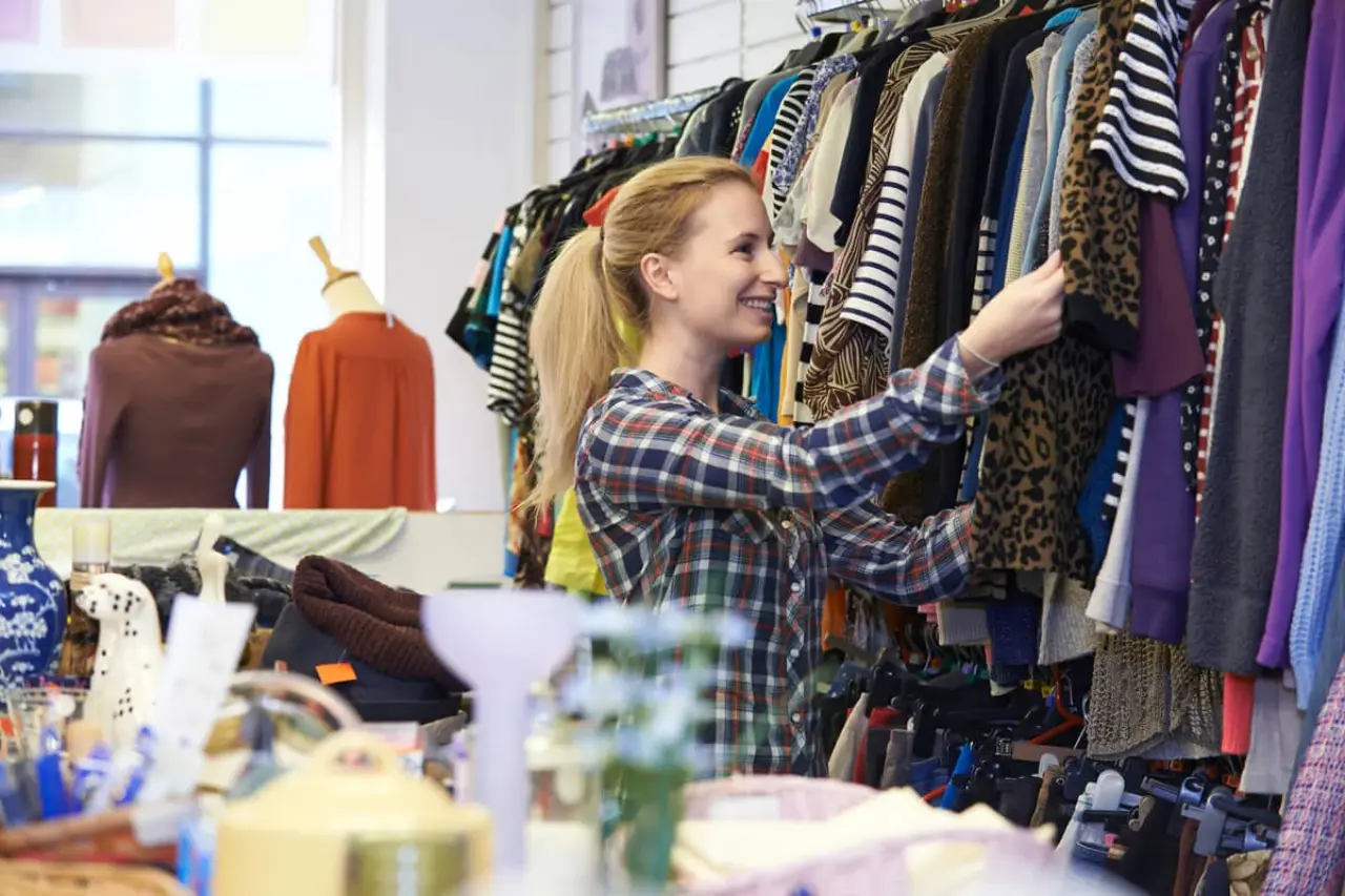 Argentinos están ansiosos de comprar ropa a bajos precios en La Gran Dulce