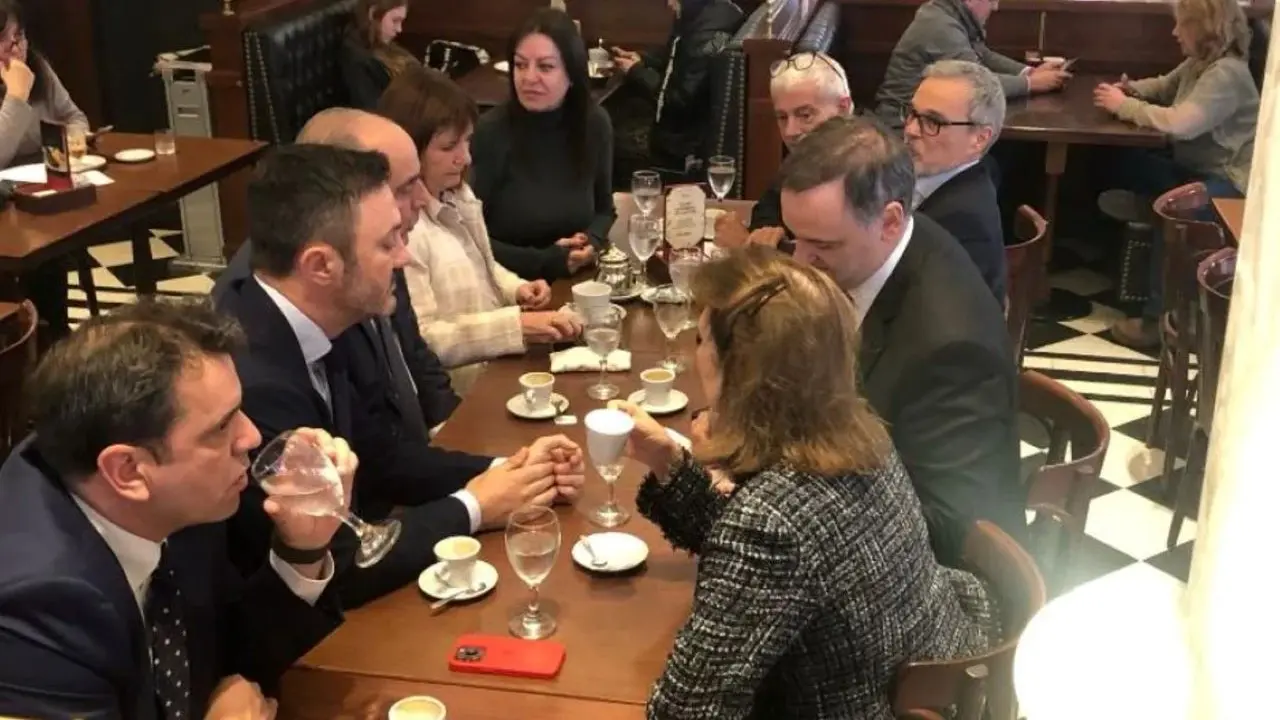 Tras la conferencia de prensa, Guillermo Francos encabezó un desayuno junto al Gabinete en un café porteño