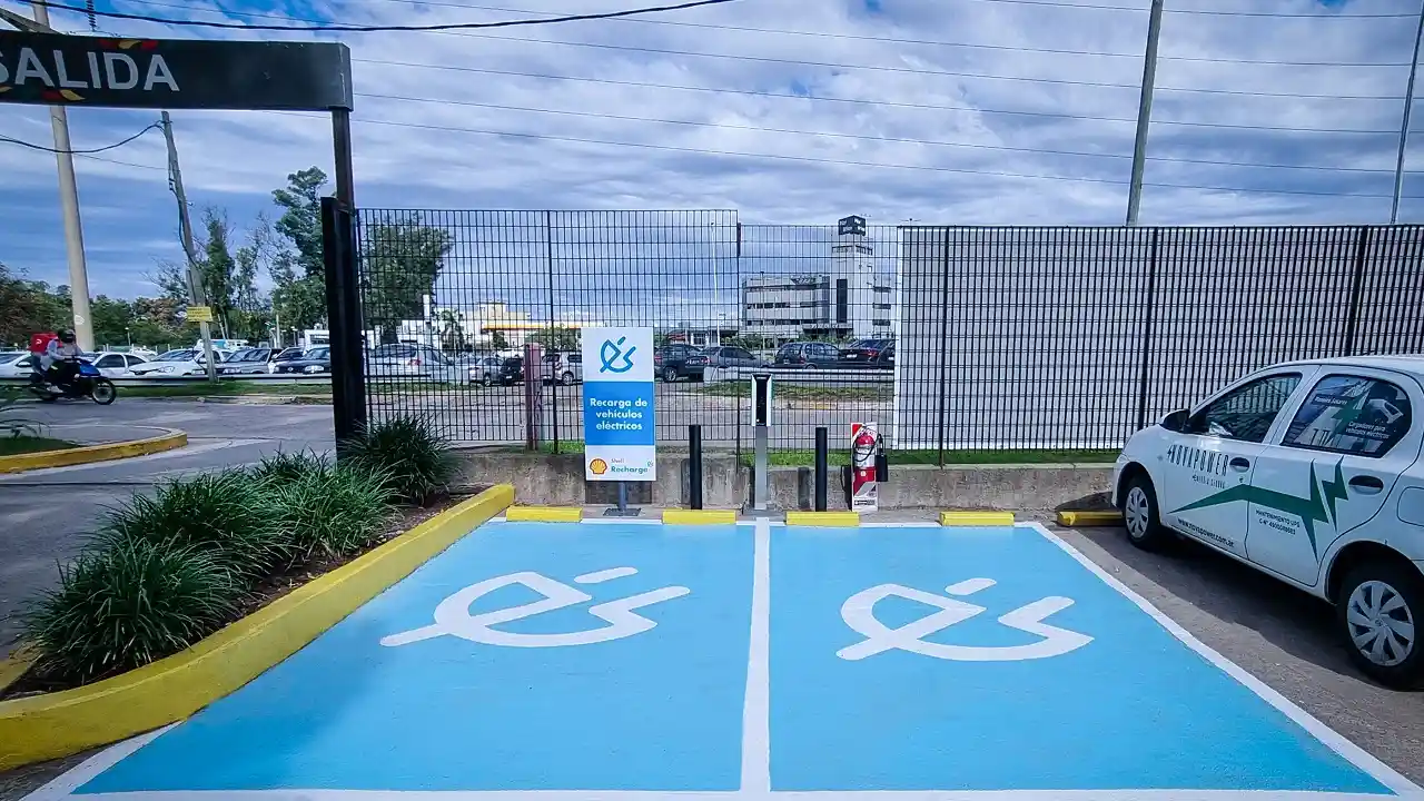 Uno de los puntos de recarga de Shell, en Champagnat.