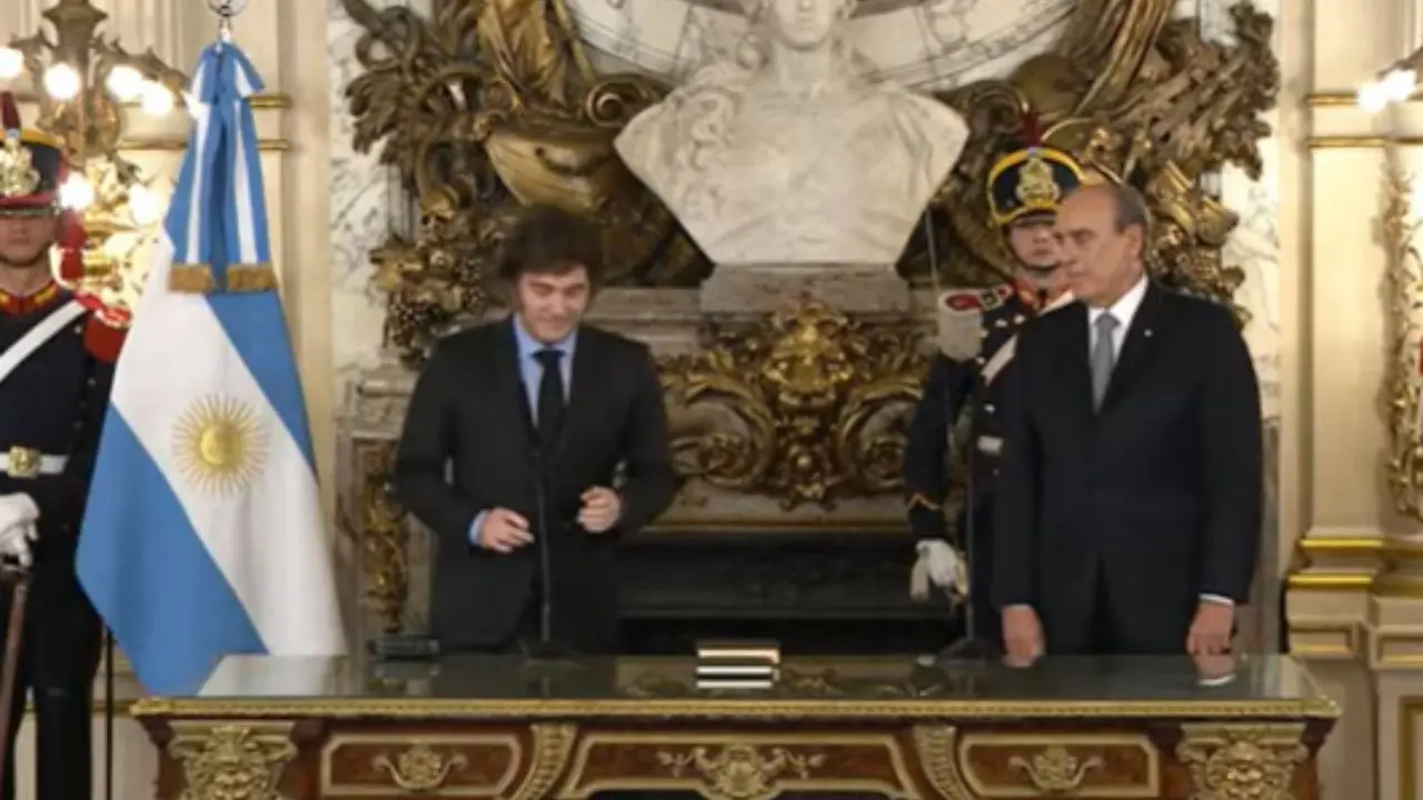 Javier Milei le tomó juramento a Guillermo Francos, quien asumió formalmente como Jefe de Gabinete