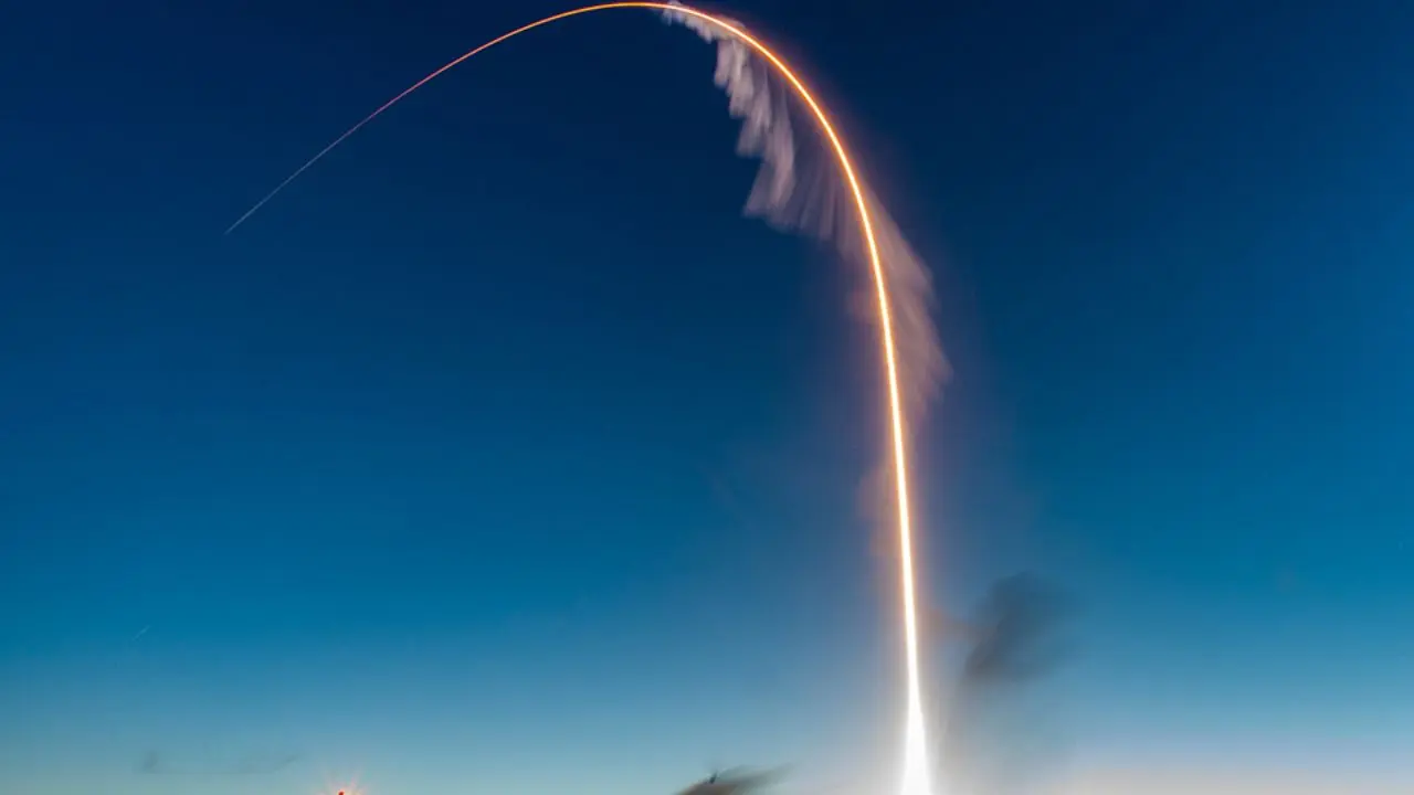 SpaceX, su rival propiedad del magnate Elon Musk, ha venido desempeñando este rol de viajes a la EEI desde hace cuatro años