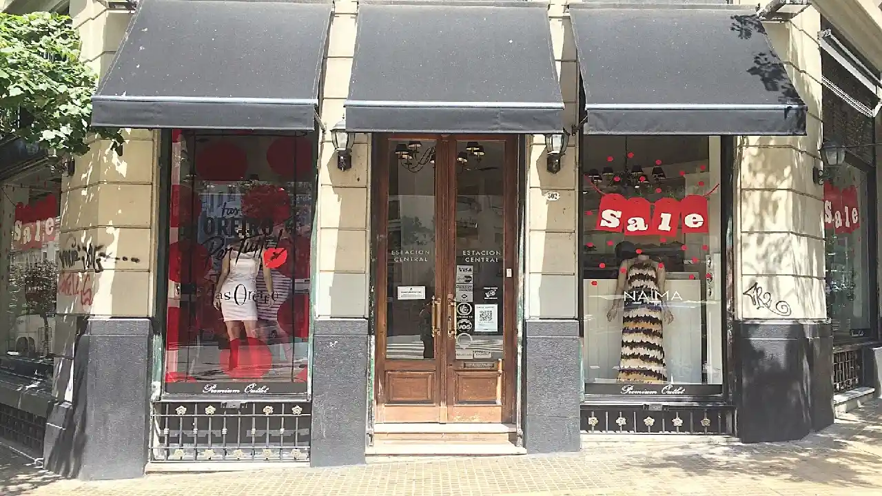 Estación Central es una tienda física que posee también una tienda online que se dedica a ofrecer una amplia variedad de prendas de las mejores marcas nacionales e internacionales