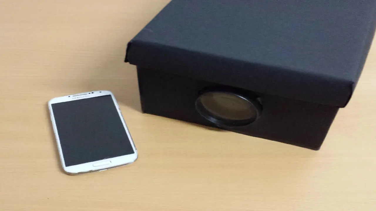 existe un truco ingenioso para convertir tu celular en un proyector improvisado usando objetos cotidianos