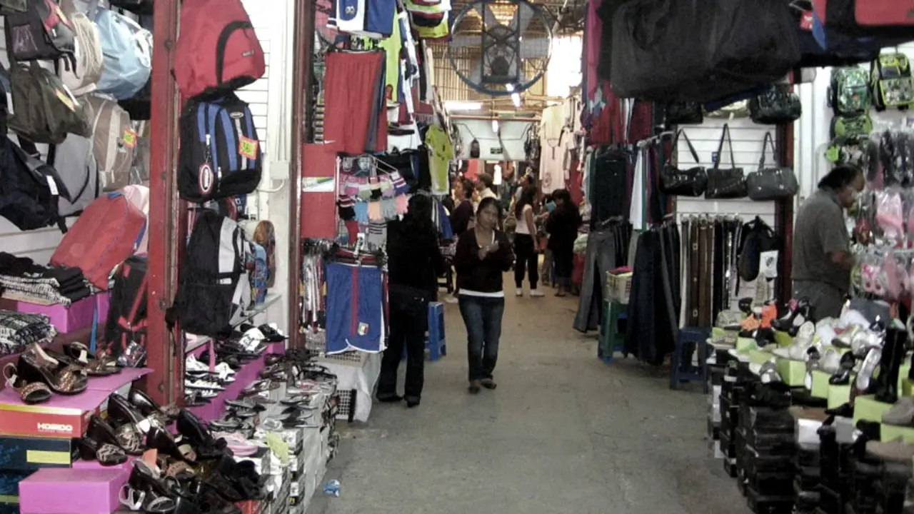 En la Feria Urkupiña se pueden encontrar jeans por $6.000