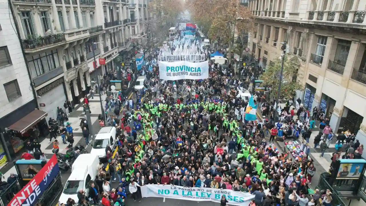 Las columnas marcharon por la Avenida de Mayo hacia la Plaza de los dos Congresos, donde se vivieron momentos de máxima tensión