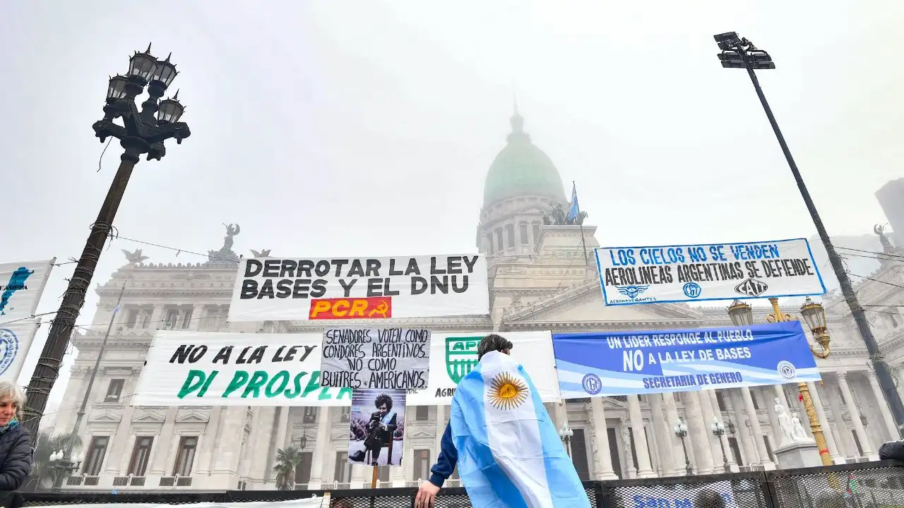 Los carteles con los que amaneció el Congreso, en contra de la Ley Bases