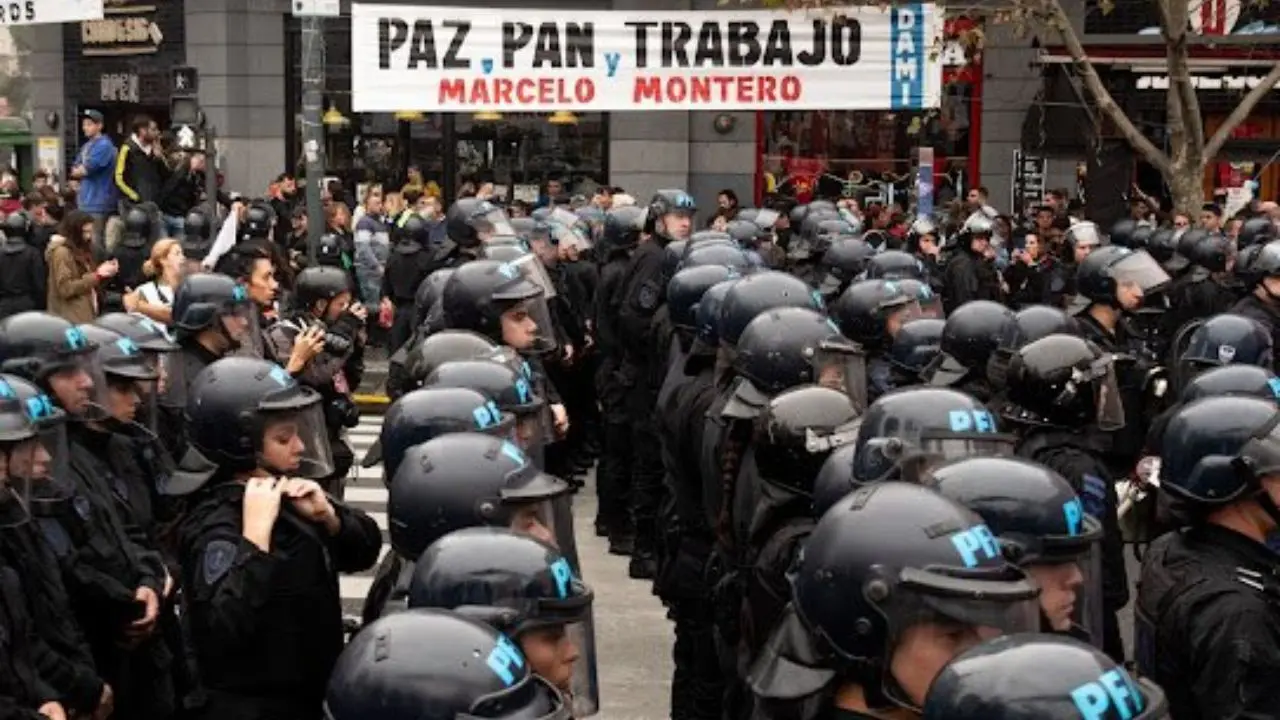 El Congreso permanece vallado y rodeado de un gran número de uniformados