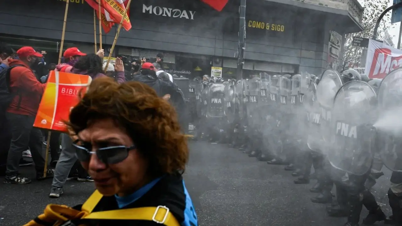 La policía aplicó el protocolo antipiquetes y arrojó gases lacrimógenos en las afueras del Congreso