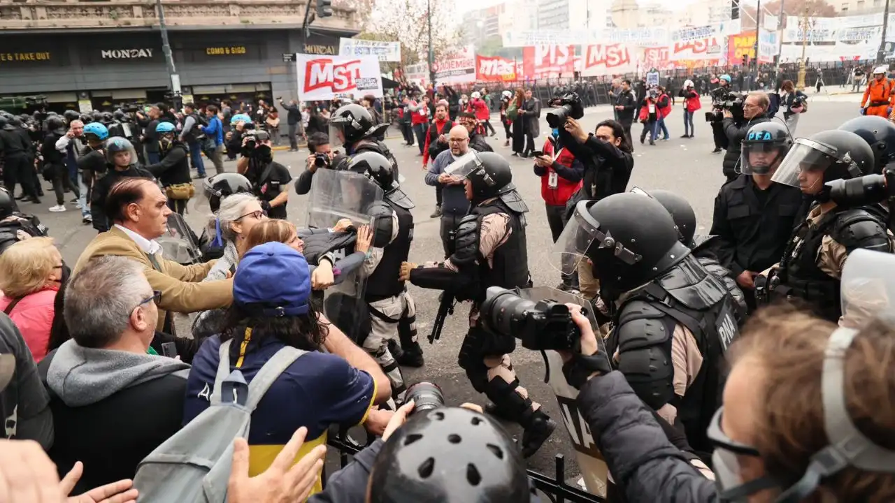 Otra de las imágenes de la represión de la policía a los manifestantes fuera del Congreso