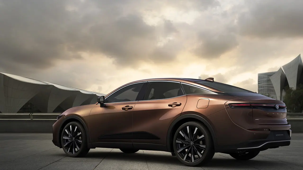 El Toyota Crown tiene un diseño que mezcla sedán con crossover.